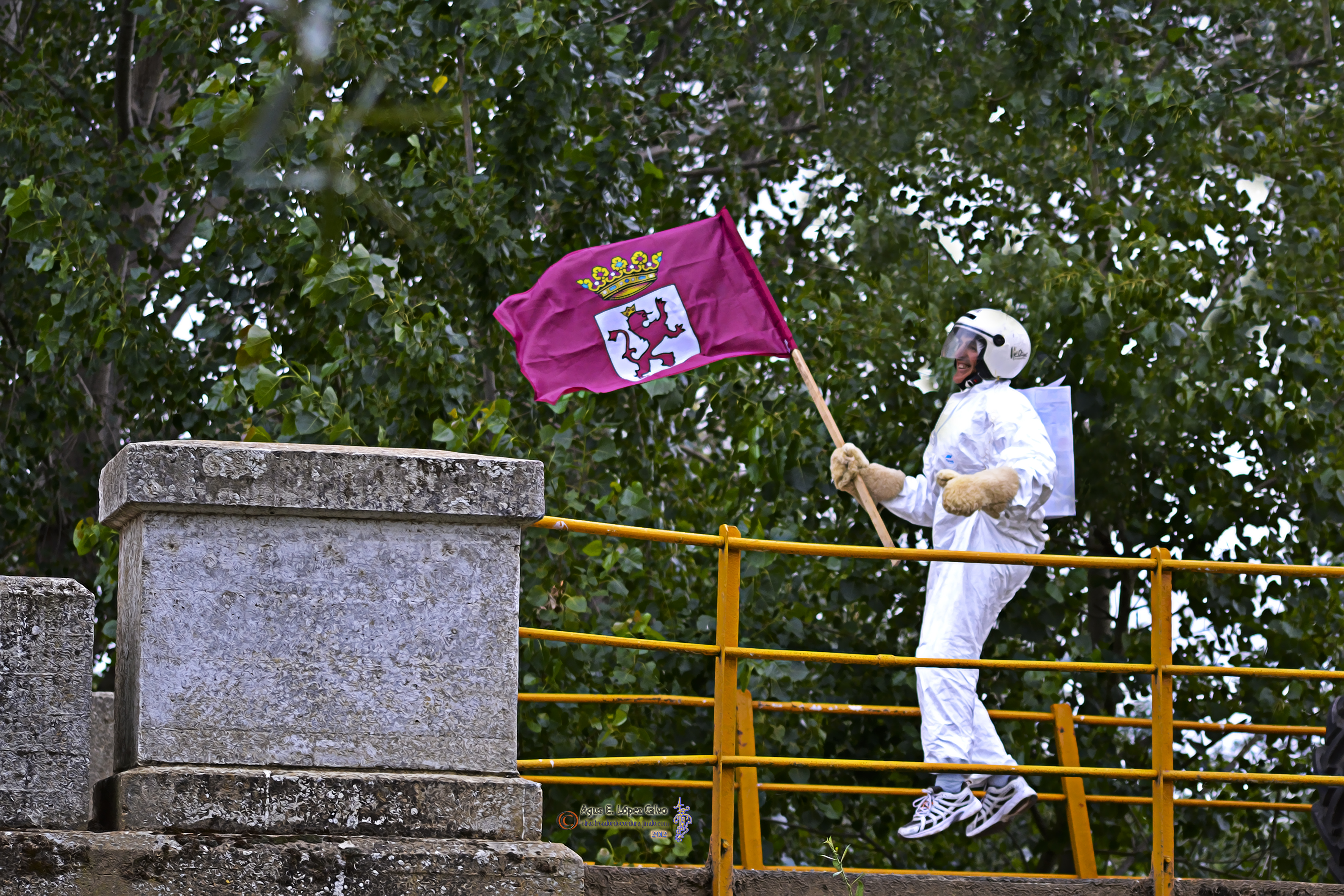 1-Astronauta sobre el rio Tuerto con bandera de Leon.jpg